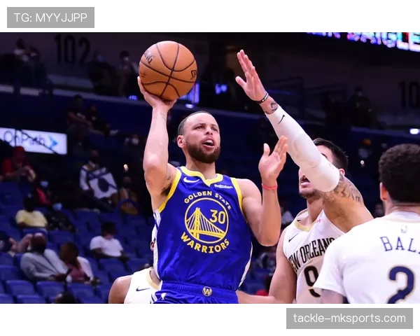 戴维斯展现卓越进攻创造力，助球队关键战稳健取胜