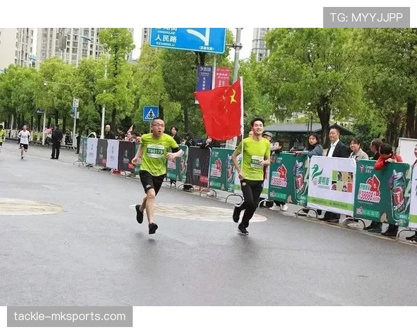 马赛球迷热情助威新赛季,团结精神彰显城市力量 马赛球迷热情助威新赛季,团结精神彰显城市力量