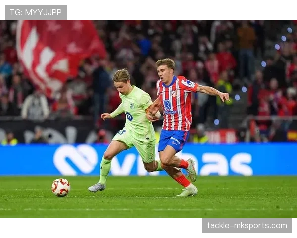 德容 vs 楚阿梅尼：防守能力与中场屏障作用差距在哪