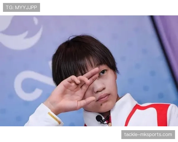 全红婵偷偷吃零食被教练抓包，下一秒表情管理直接崩了