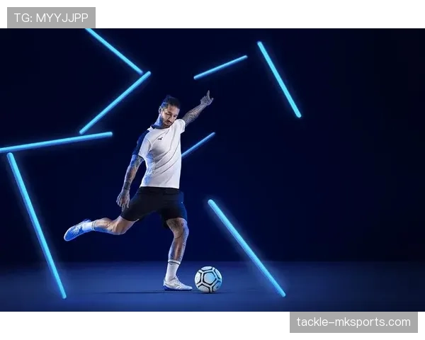 拉莫斯穿球鞋逛街像个亿万富翁，买水都跟抢着付账似的！